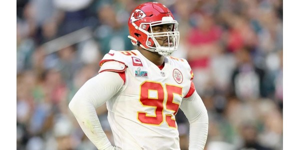 La huelga de Chris Jones aún no consigue una gran extensión de dinero para los Kansas City Chiefs